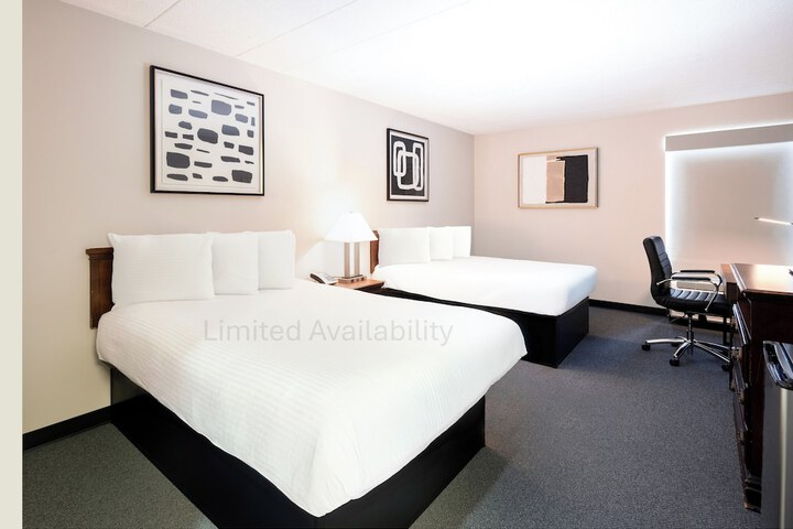 2 Double Beds (7 of 9)