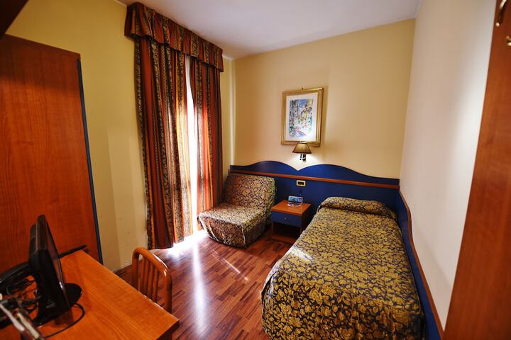 Room 4 of 35