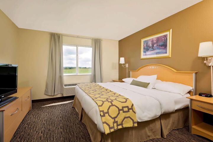 1 King Bed (14 of 18)