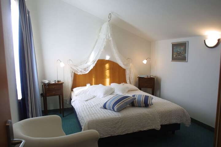 Room 5 of 42