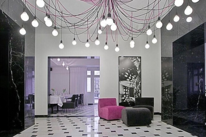 Lounge 70 of 82