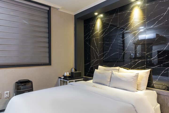 Room 73 of 118