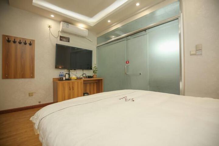 Room 124 of 142