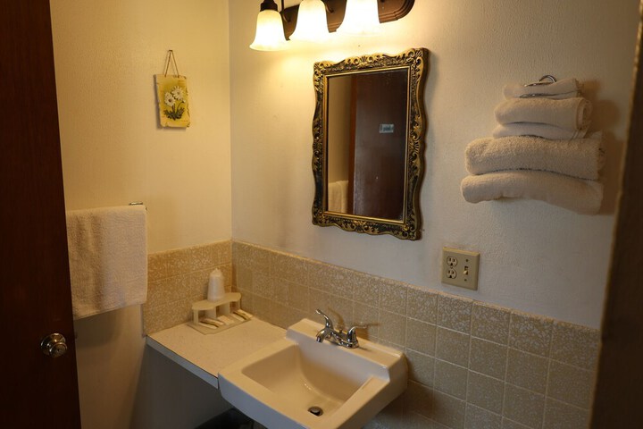 Basic Room 1 King Bed (2 of 2)