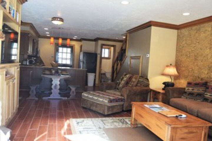 Claim_jumper_townhouse_02
