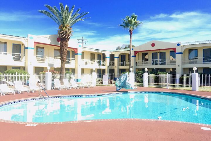 Pool Hotel
