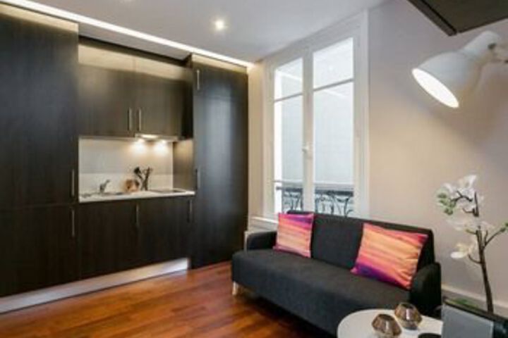 Lounge 16 of 18