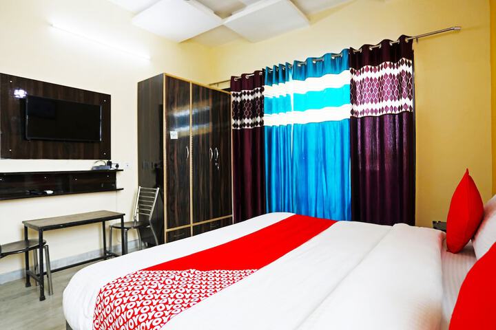 Room 9 of 12