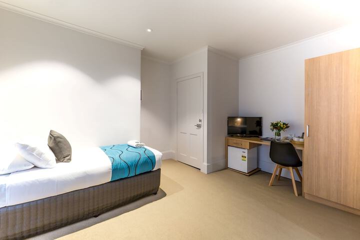 Room 3 of 76