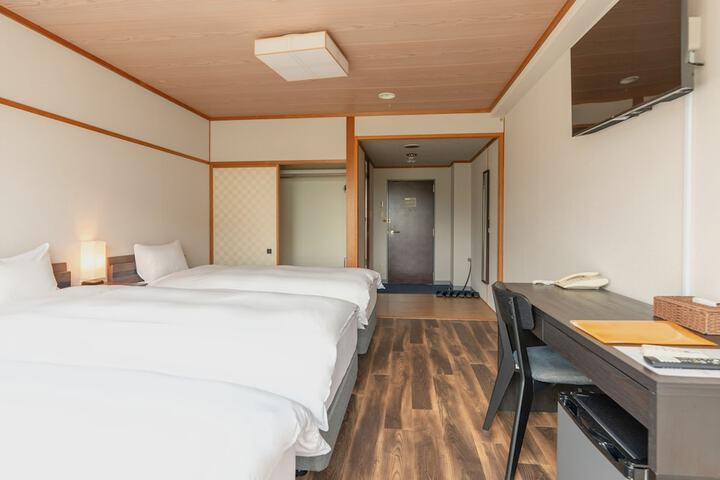 Room 9 of 37