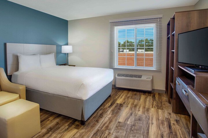 Queen Bed Kitchen Accessible (7 of 12)