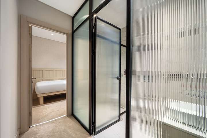 Room 34 of 40