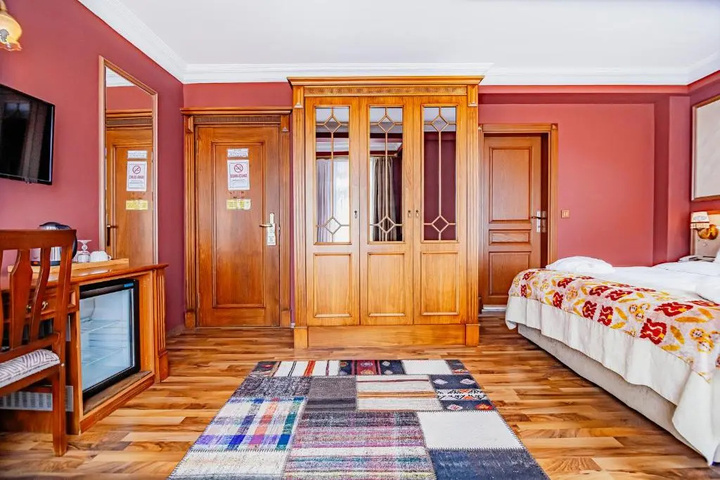 Room 5 of 11