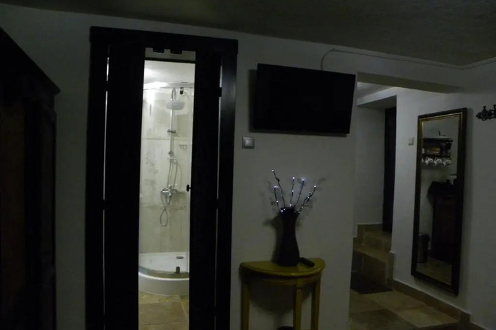 Room 6 of 8