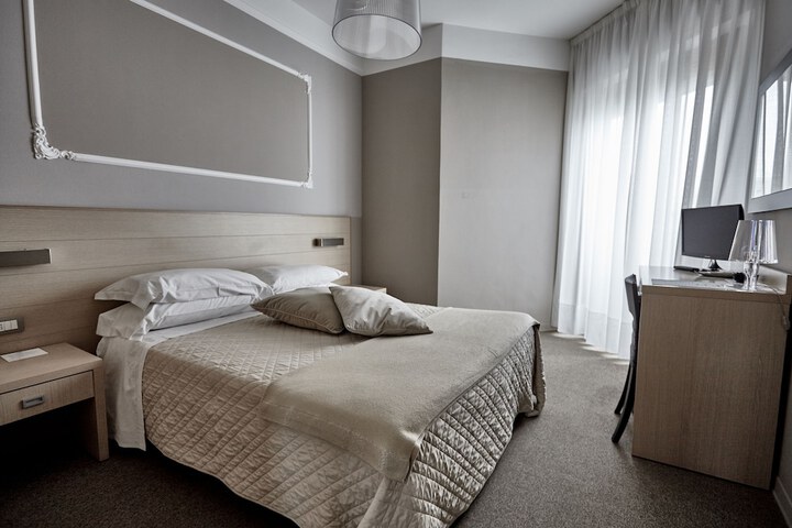 Room 33 of 74