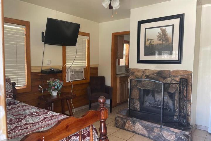 Motel Economy King Bed Mountain View Private Bathroom Balcony (68 of 84)
