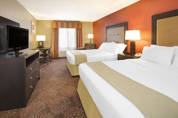 2 Queen Beds (1 of 7)