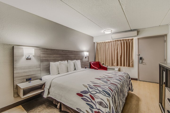1 King Bed (8 of 20)