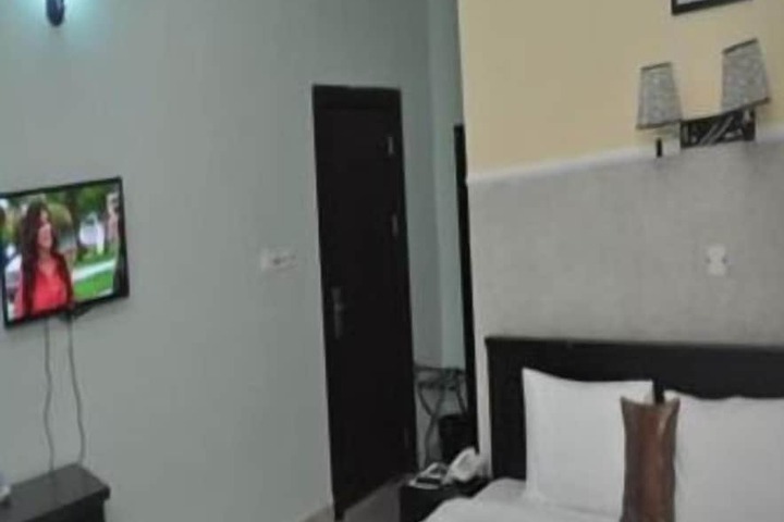Room 10 of 25