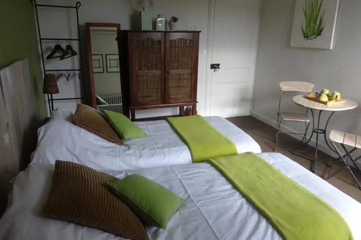 Room 6 of 13