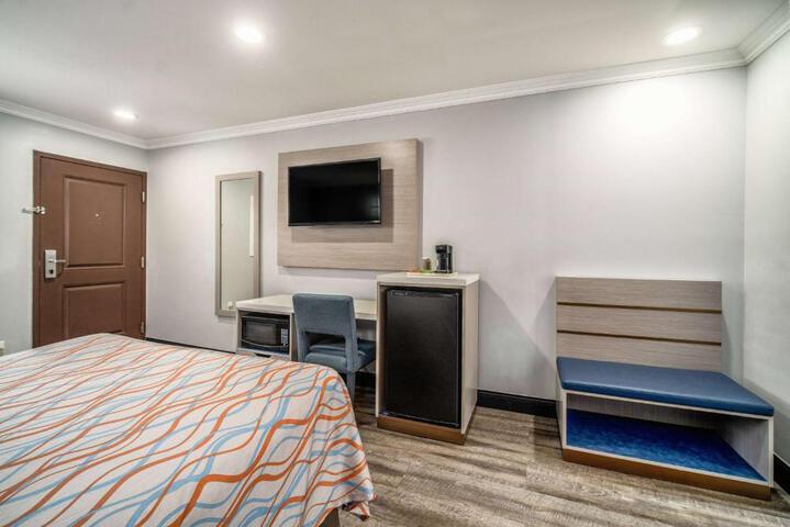 1 Queen Bed (15 of 32)
