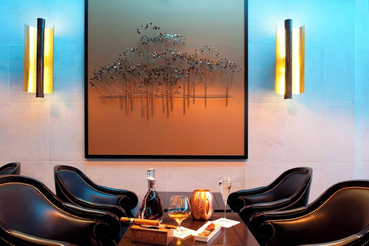 Lounge 46 of 60