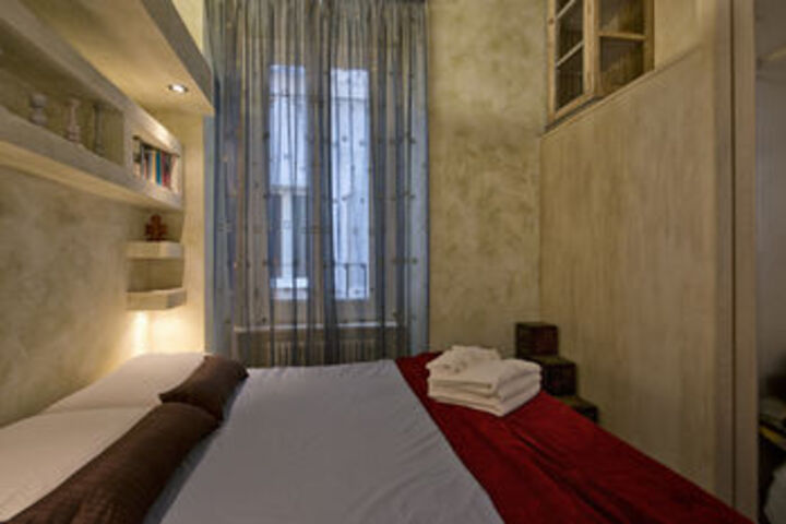 Room 102 of 477