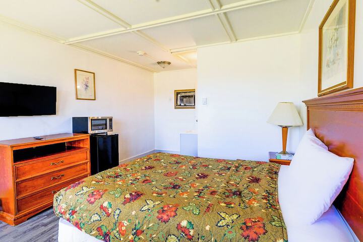 1 Queen Bed (7 of 20)