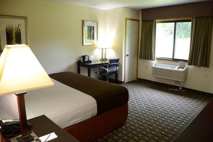 1 King Bed (3 of 23)