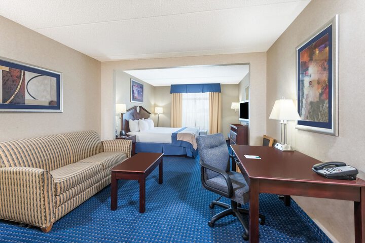 1 King Bed (3 of 10)