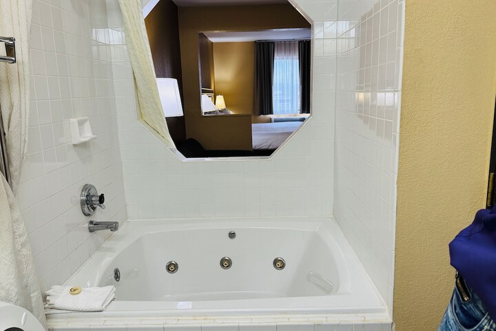 1 King Bed (15 of 22)