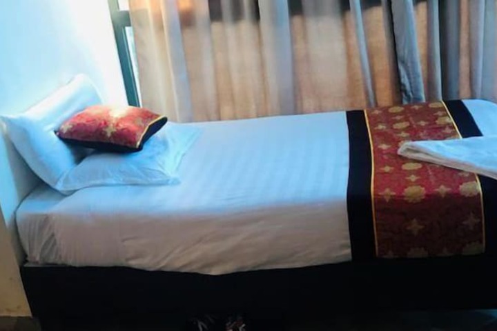 Room 5 of 18