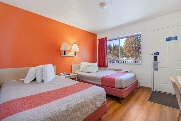 1 Queen Bed (7 of 21)