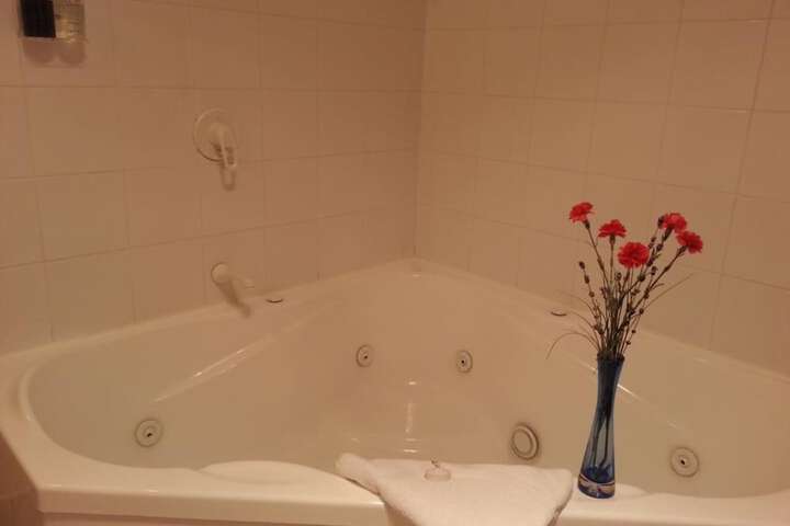 Deep soaking bathtub