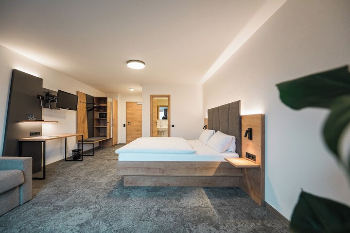 Room 5 of 16