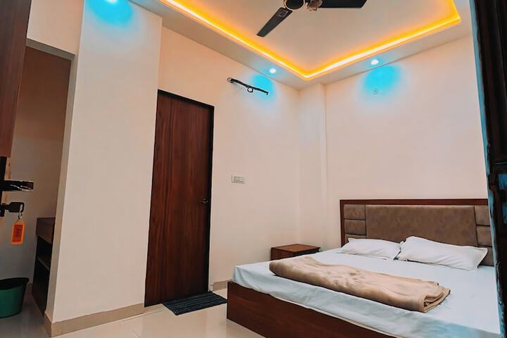 Room 7 of 8