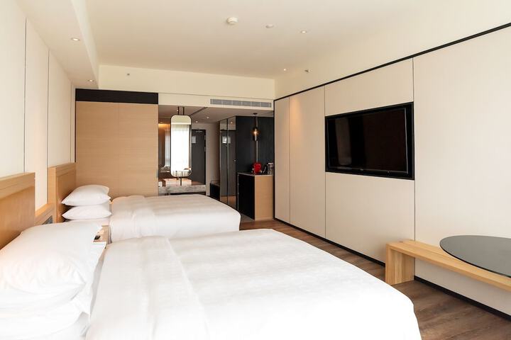 Room 10 of 68