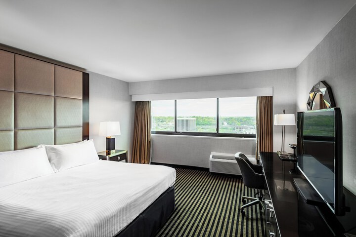 1 King Bed (4 of 7)