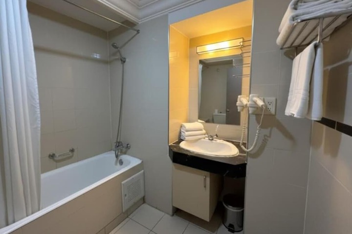 Room 17 of 28