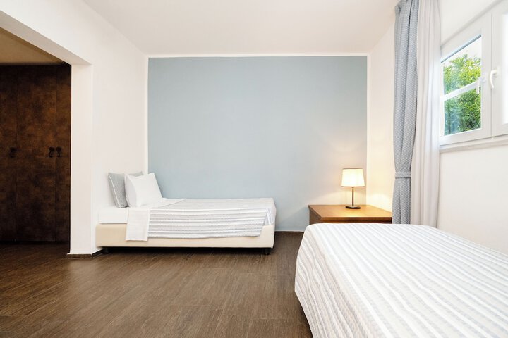 Room 6 of 32
