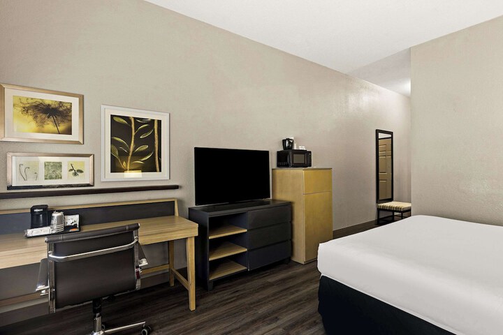 1 King Bed (5 of 18)