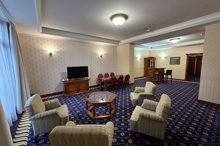 Room 26 of 143
