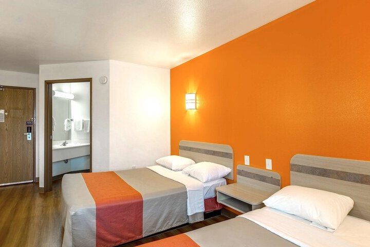 Double Deluxe Queen Bed (2 of 7)