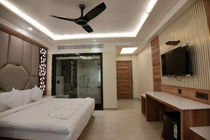 Room 5 of 17