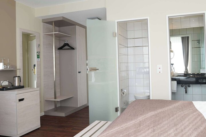 Room 6 of 30