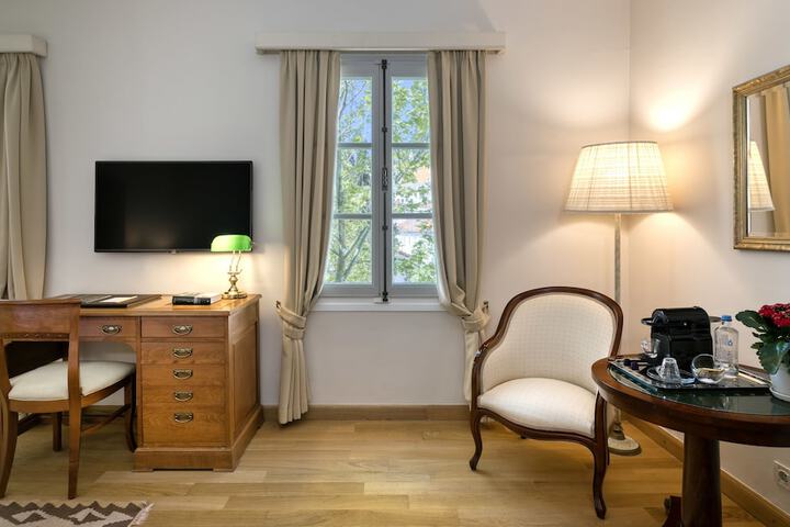 Room 40 of 85
