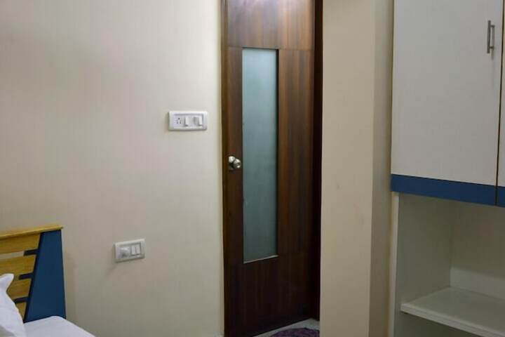 Room 5 of 9