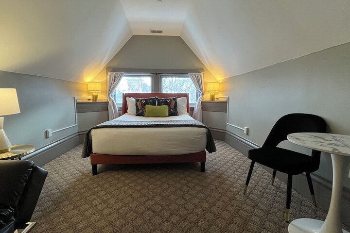 Room 10 of 32