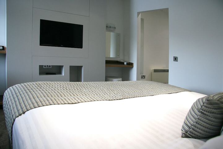 Room 4 of 43