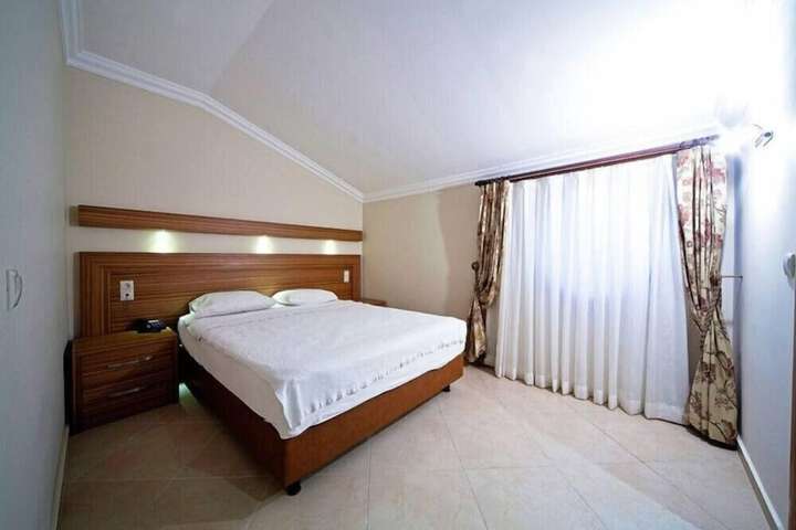 Room 6 of 24